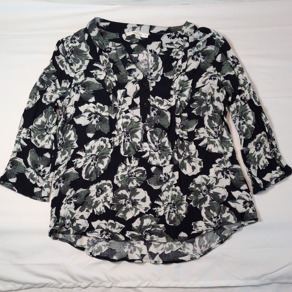 Fun2Fun Womens Whimsical Top 3/4 Sleeve Length Blue & White Floral Sz M Workwear